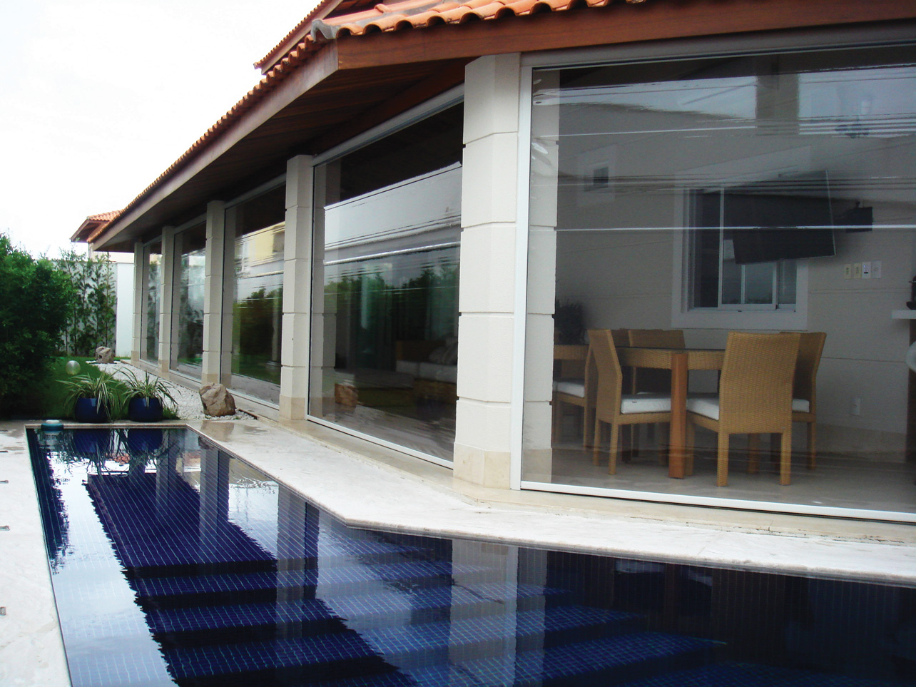 TOLDOS DE FACHADA VERTICAL ZIPLINE VERTICAL ZIPLINE 110 REDONDO