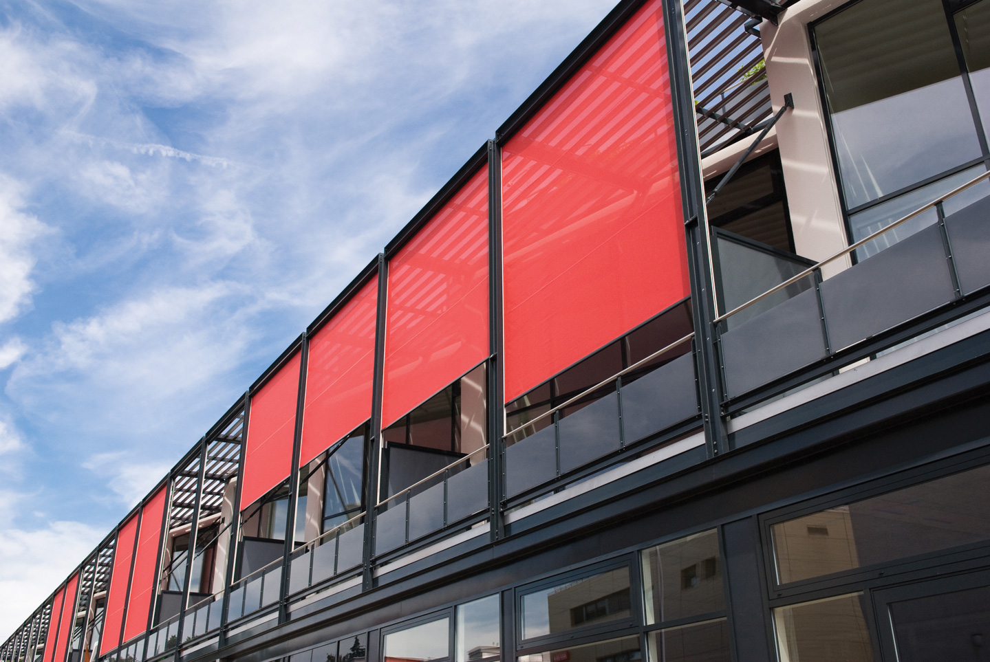 TOLDOS DE FACHADA VERTICAL ZIPLINE VERTICAL ZIPLINE 110 QUADRADO - Imagem 2