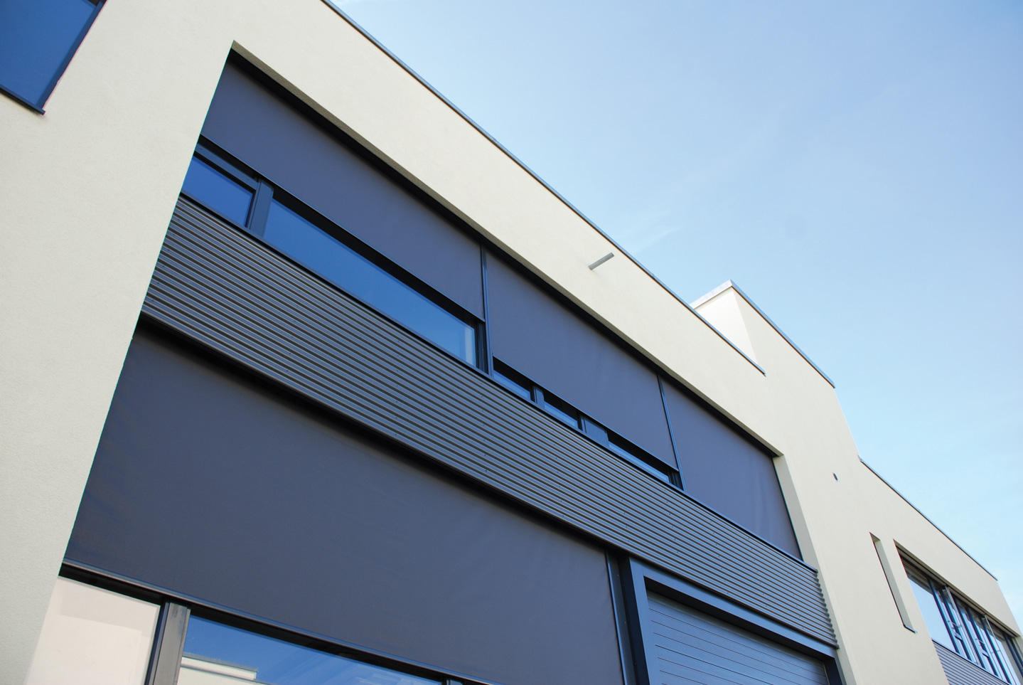 TOLDOS DE FACHADA VERTICAL ZIPLINE VERTICAL ZIPLINE 120 - Imagem 4