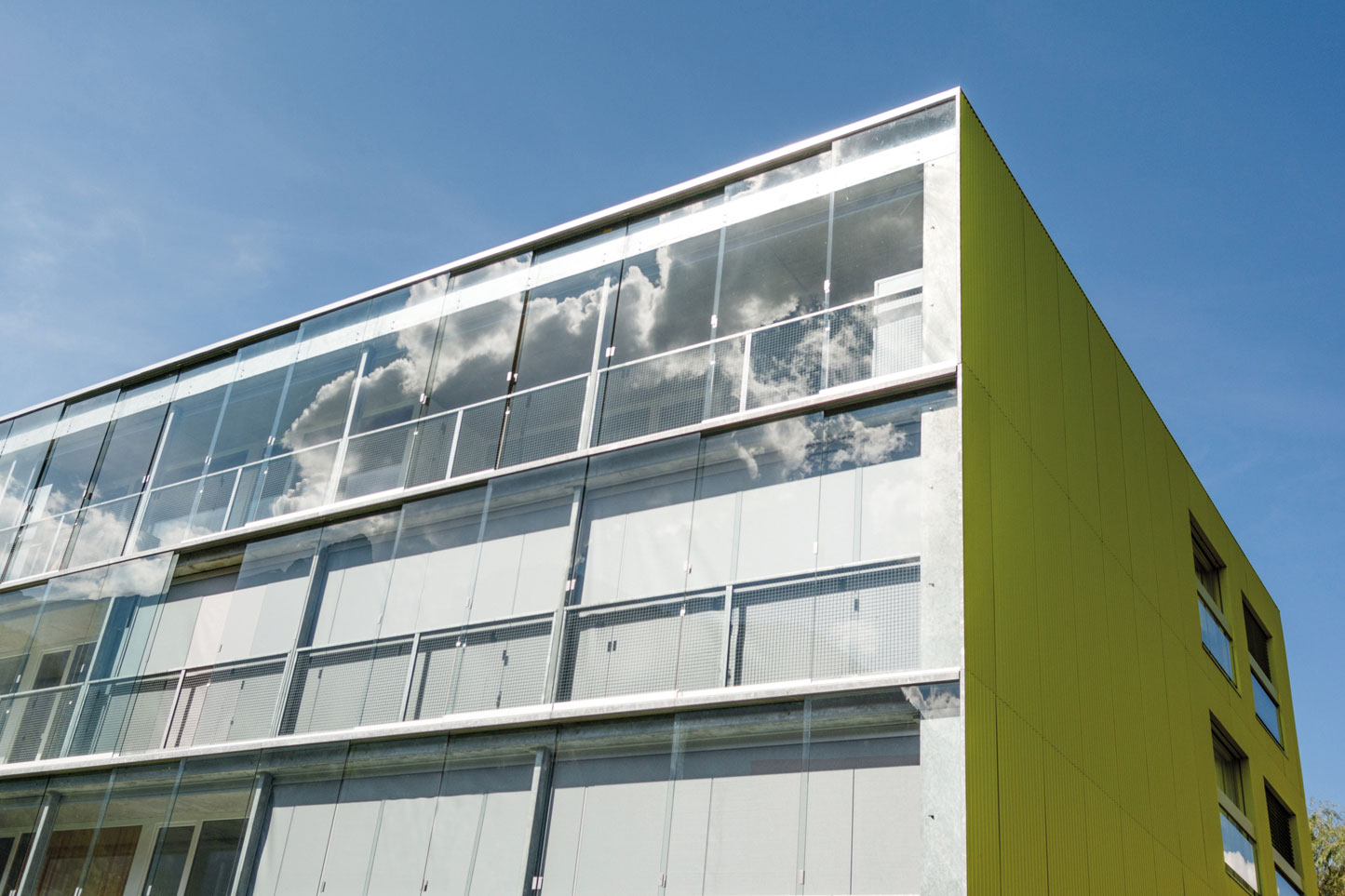 TOLDOS DE FACHADA LINHA 85 VERTICAL ZIPLINE 85 - Imagem 4